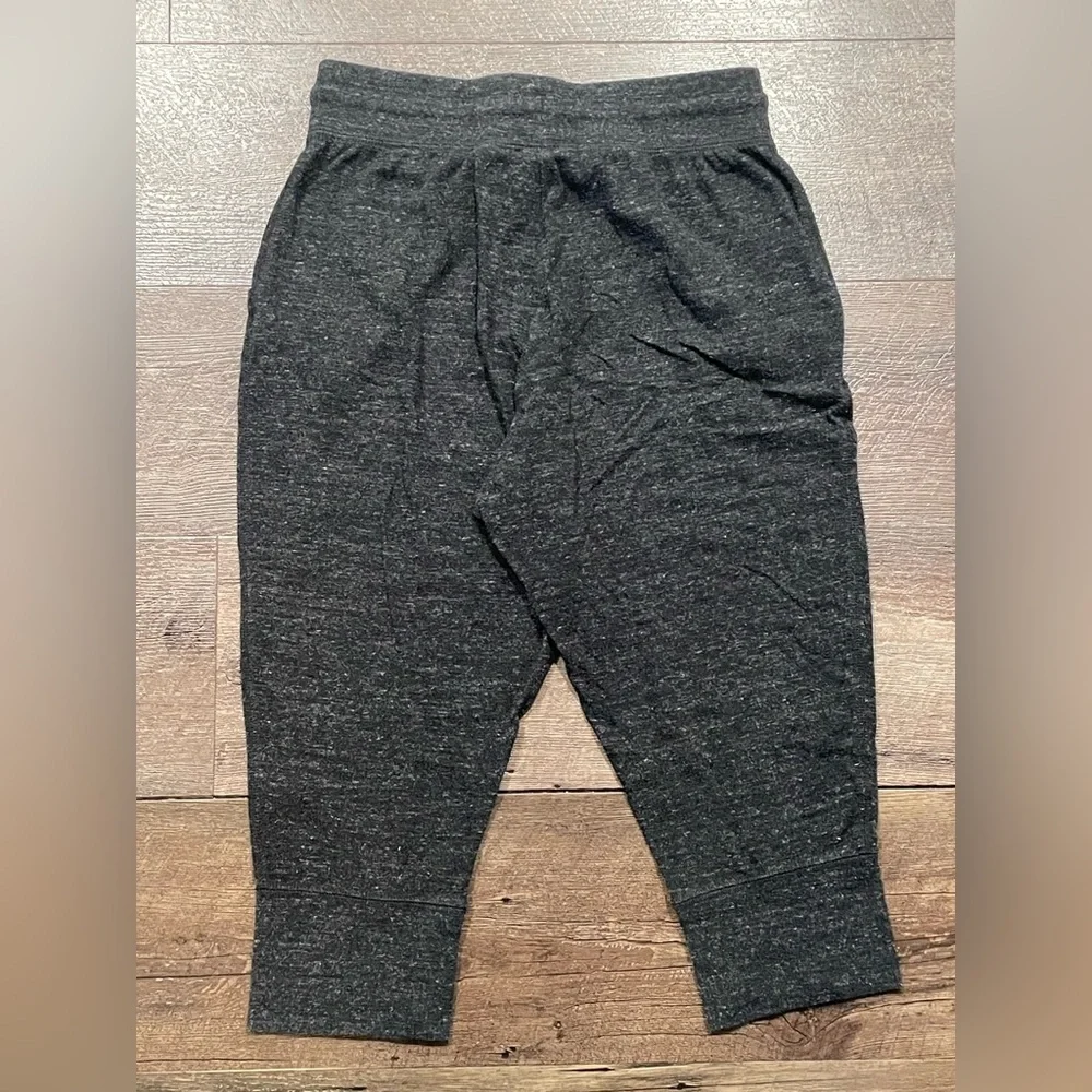Nike Kid’s Gray Capri Sweatpants with Tapered Ankles and Relaxed Fit Size XL